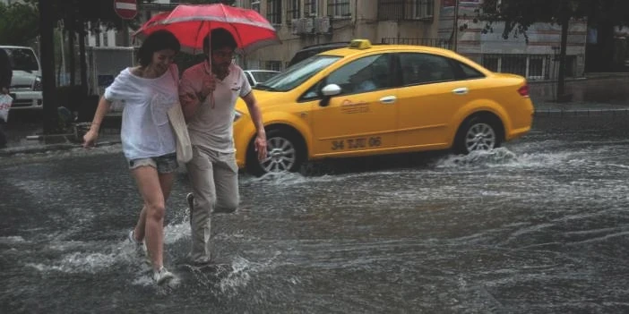 O Saatlerde Sakın Dışarı Çıkmayın! Sağanak Yağış Geliyor... Sel Ve Su Baskını Önüne Geleni Götürecek...