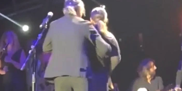 Ünlü şarkıcı konser sırasında fenalaştı! Yardımına arkadaşları koştu...