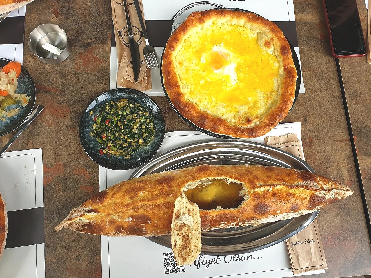 Evde Karadeniz Pidesi! Fırından Çıkınca Tereyağı ve Yumurta Sırrı