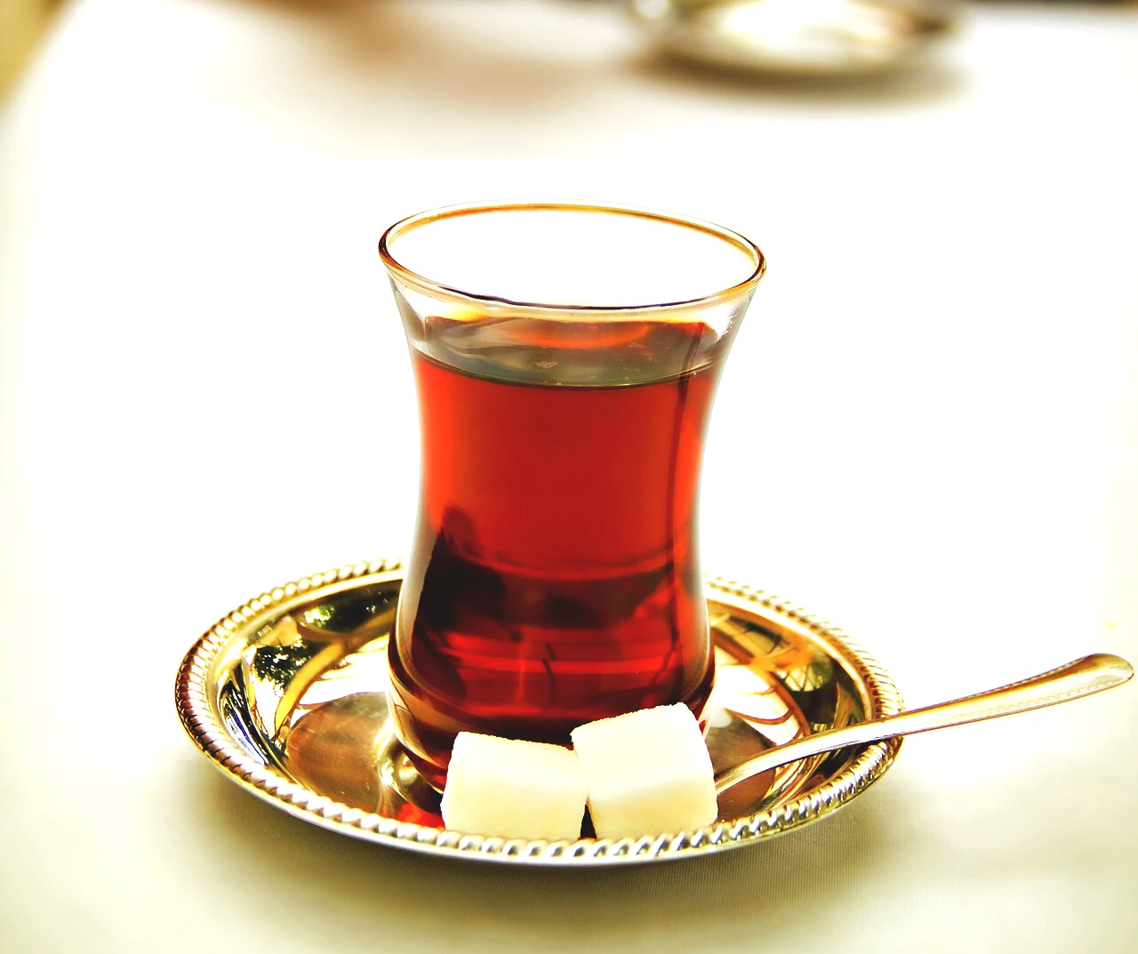 Çay Bardakları Sarardıysa Dikkat! İlk Günkü Gibi Parlatan 6 Yöntem